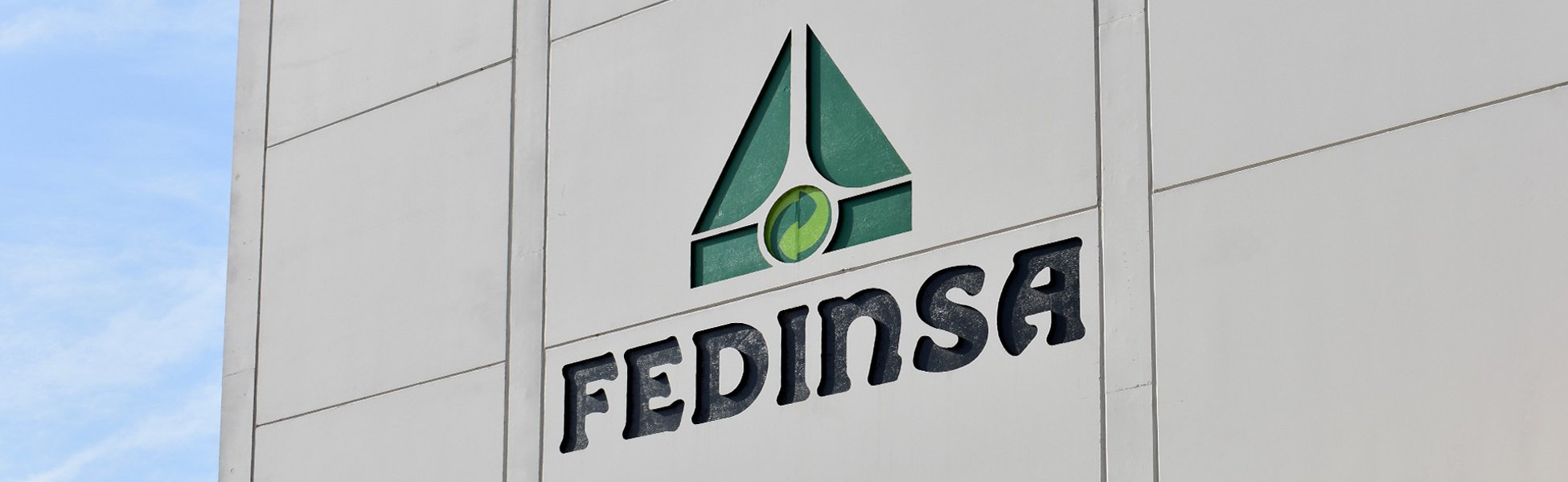 Logo FEDINSA en relief sur une façade de l'usine.