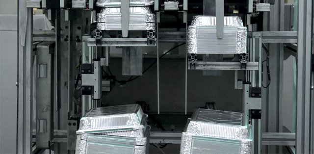 Barquettes en aluminium Fedinsa empilés dans la machine de fabrication.